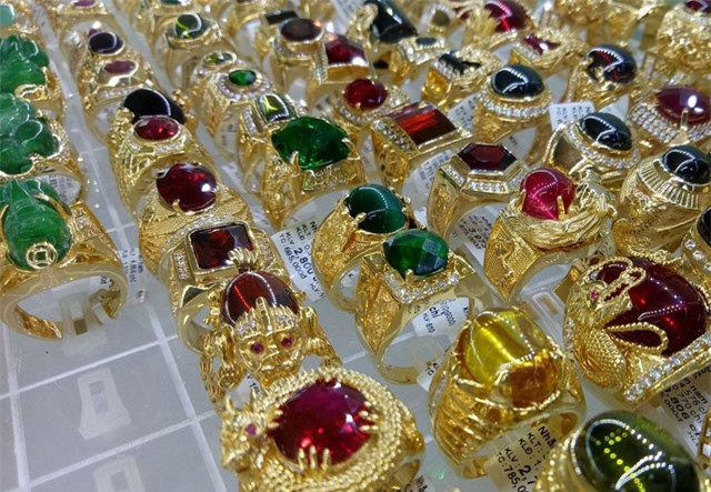 Trong vòng 1 phút 30 giây, tên trộm khoắng sạch 100 lượng vàng