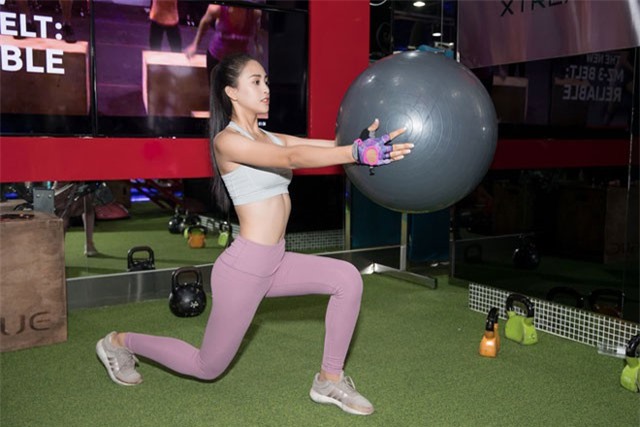 Hoa hậu Tiểu Vy tự tin khoe eo thon, dáng chuẩn trong buổi tập đầu tiên cho hành trình đến với Miss World 2018