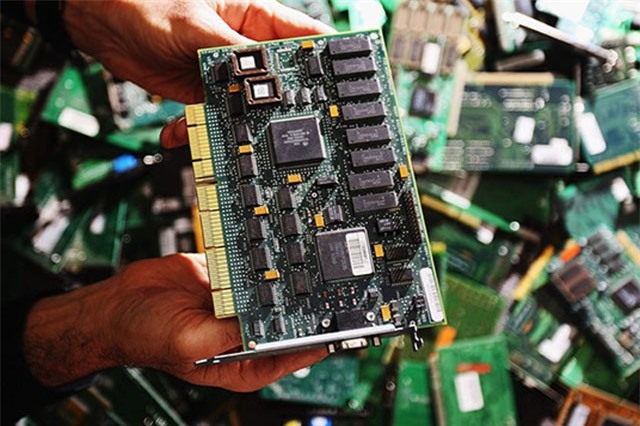 Làm thế nào để một chip nhỏ hơn hạt gạo có thể 'hack' được Apple, Amazon?