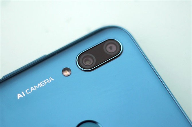 Clip: Trên tay smartphone 4 camera, cấu hình tốt sắp lên kệ tại Việt Nam với giá 'mềm'