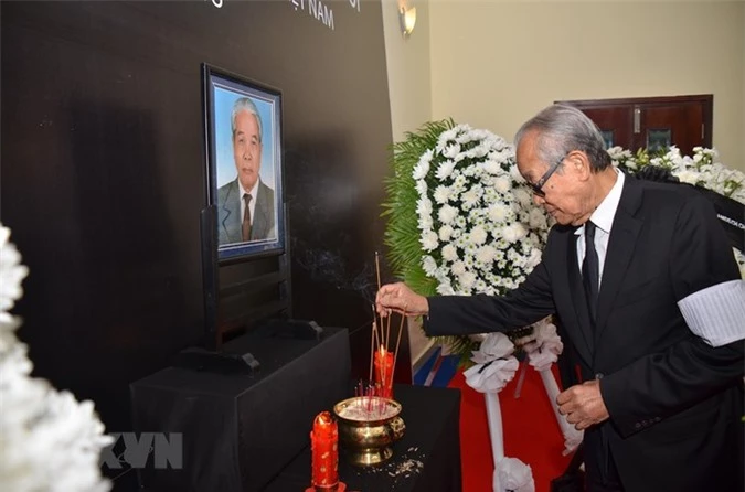 Lễ truy điệu, mở sổ tang và viếng nguyên Tổng Bí thư Đỗ Mười tại Campuchia. Phó Thủ tướng, Bộ trưởng Bộ Hoàng cung Campuchia, Samdech Kong Sam Ol đến viếng, chuyển thư TTXVN.