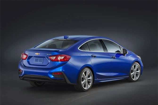 6. Chevrolet Cruze 2019 (giá khởi điểm phiên bản sedan: 17.850 USD, phiên bản hatchback: 22.195 USD).