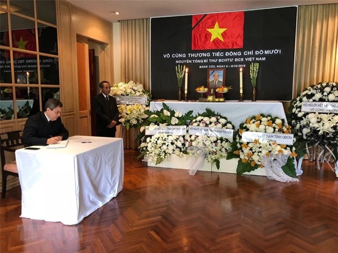 Lễ viếng và mở sổ tang nguyên Tổng Bí thư Đỗ Mười tại Thái Lan. Đại sứ Cuba tại Thái Lan ghi sổ tang. Ảnh: Sơn Nam/TTXVN.