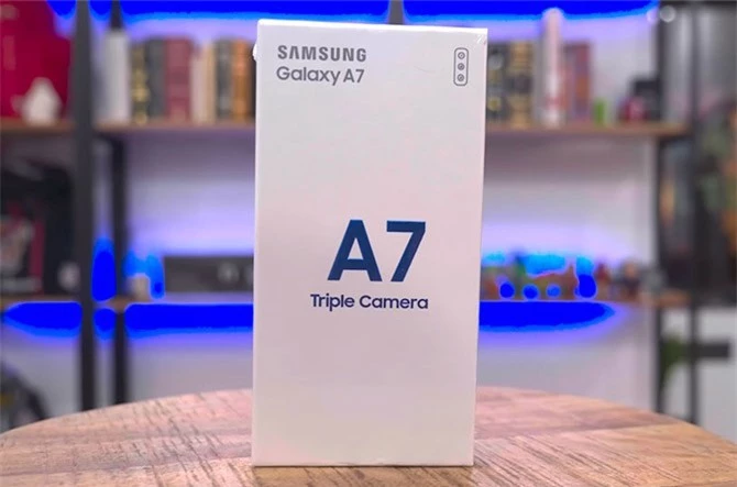 Hộp đựng Samsung Galaxy A7 2018.