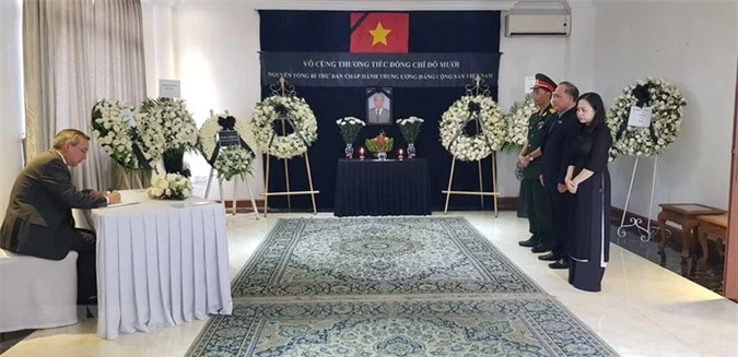 Lễ viếng và mở sổ tang nguyên Tổng Bí thư Đỗ Mười tại Myanmar. Đại sứ Mỹ tại Myanmar Scot Marciel đến viếng và viết sổ tang. Ảnh: TTXVN phát.