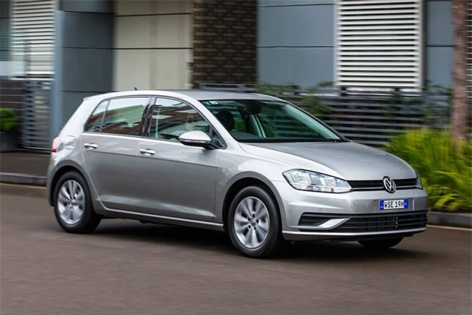 9. Volkswagen Golf 2018 (giá khởi điểm: 20.910 USD).