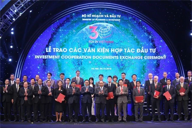 
Thủ tướng Chính phủ Nguyễn Xuân Phúc chứng kiến lễ ký kết Biên bản Ghi nhớ (MOU) giữa các DN Việt Nam và các đối tác nước ngoài.
