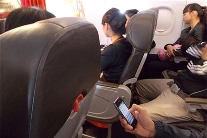 Dùng điện thoại trên máy bay có thể bị phạt từ 3 - 5 triệu đồng - ảnh 1