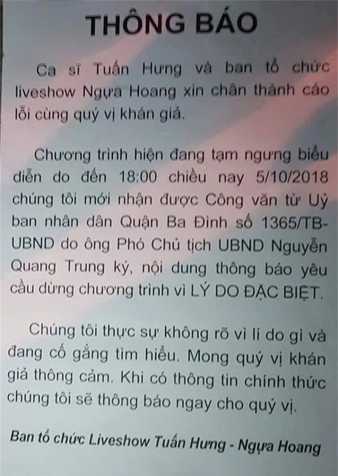 Thông báo hoãn liveshow của Tuấn Hưng dán ở cổng sân khấu.