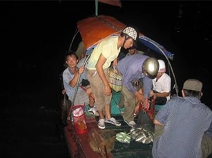 Đi câu đêm ở Cát Bà không vì mục đích lấy cá