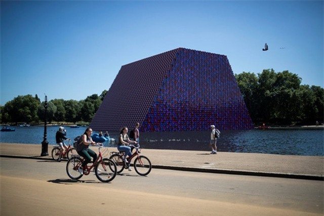 Ngỡ ngàng trước 'kim tự tháp' đồ sộ trên mặt nước