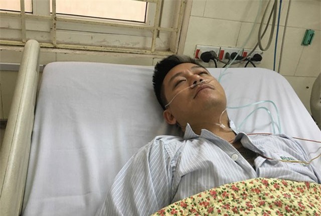 Tuấn Hưng đi cấp cứu sau cú sốc hoãn live show