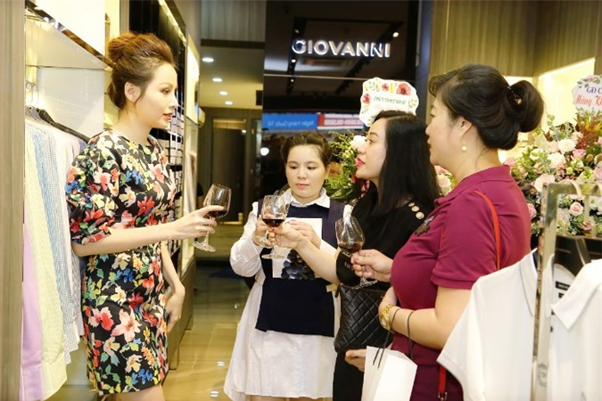 Hoa hậu Diễm Hương đến chúc mừng Doanh nhân Hoàng Thị Vân Anh ra mắt thương hiệu đẳng cấp Giovanni