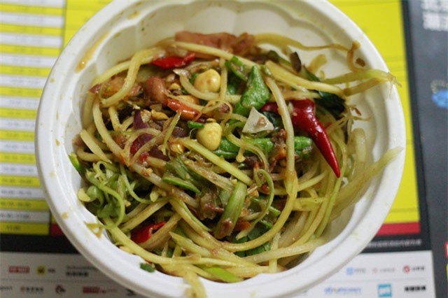 Đu đủ đâm ba khía - món lề đường trứ danh Campuchia ở Sài Gòn