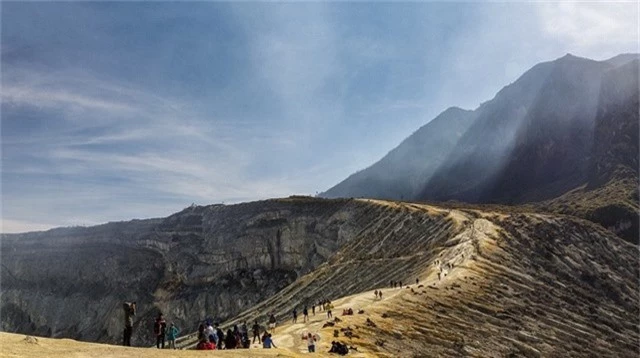 Dưới những tia nắng mặt trời, hồ Ijen mang một màu xanh ngọc bích, làn khói hơi vàng lan tỏa ra xung quanh cùng với những núi đá trắng bao bọc tạo nên cảnh tượng như chốn thần tiên. Ảnh: Daily Mail