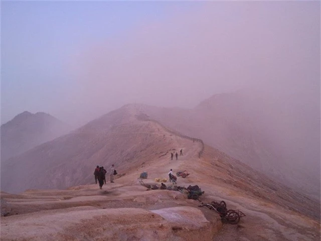 Ijen nằm ở phía Đông của đảo Java, cách đảo Bali khoảng hơn 400km. Để bắt đầu hành trình khám phá, nhóm của Hương phải thức dậy từ 11 giờ đêm chuẩn bị hành lý lên đường. Ở đây thời tiết khá lạnh, dưới 10 độ C nên tất cả thành viên phải mặc áo ấm, đội mũ và đeo găng tay.