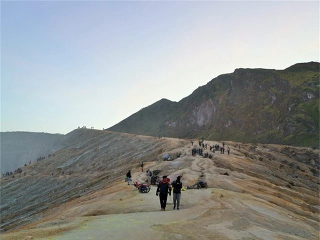 2 giờ sáng, nhóm Hương bắt đầu hành trình leo Ijen. Đường lên Ijen dài gần 4km nhưng vì là đường núi, dốc liên tục nên rất khó đi và mệt. Buổi đêm nên ở đây khá tối nên muốn có trải nghiệm trọn vẹn, du khách cần phải đem theo đèn pin để hỗ trợ. Bù lại, Theo Hương quang cảnh núi lửa vào buổi tối rất đẹp, nên thơ với hình ảnh bầu trời đầy sao.