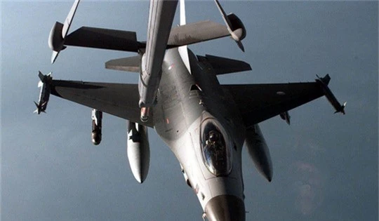 Hà Lan xuất kích chiến đấu cơ F-16 mang tên lửa hộ tống máy bay chở khách - Ảnh 1.