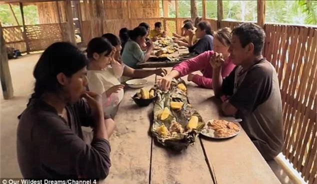 Mari dùng bữa cùng các thành viên trong bộ lạc.