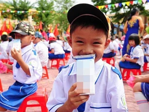 Sữa học đường: Ai hưởng lợi?