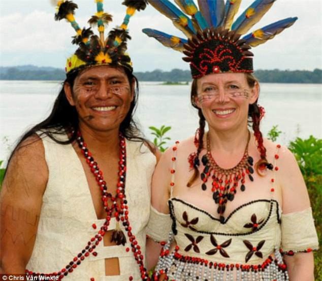 Người phụ nữ Anh bỏ nhà tới rừng Amazon lấy thổ dân