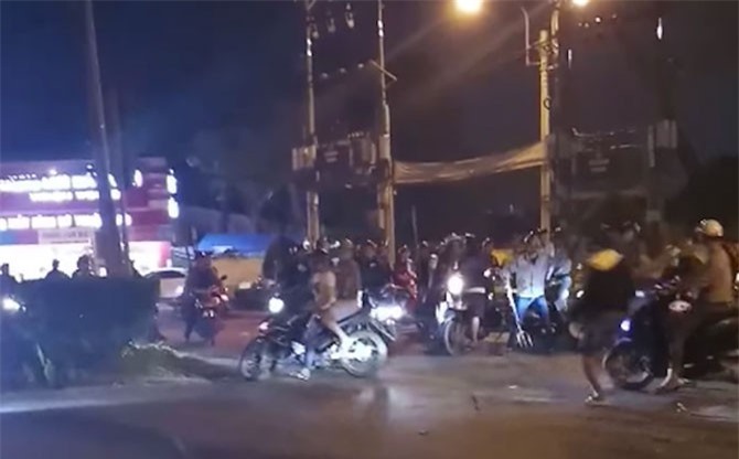 Bị chém "vạ lây" vì dừng lại xem hỗn chiến trên cầu Nhị Thiên Đường