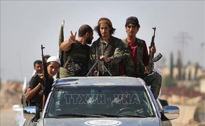 Hai nhóm nổi dậy rút vũ khí hạng nặng khỏi khu phi quân sự ở Idlib, Syria
