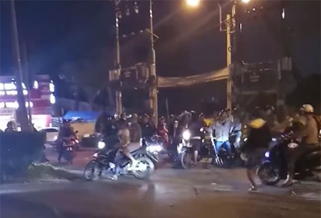 Gần 50 thanh niên lăm lăm mã tấu dàn trận chém nhau ở Sài Gòn