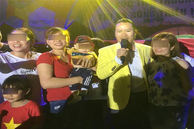 Vượng Râu hát hội chợ bị fan nữ sàm sỡ: "Muốn làm gì tôi thì làm nhưng..."