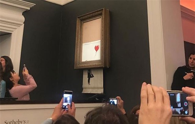 Bức họa nổi tiếng bất ngờ tự hủy sau khi được bán với giá 1 triệu bảng