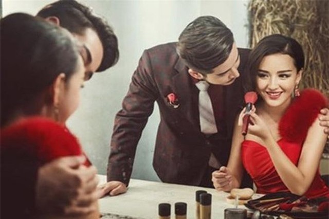 Hotgirl chớp thời cơ đưa chồng trẻ vào bẫy