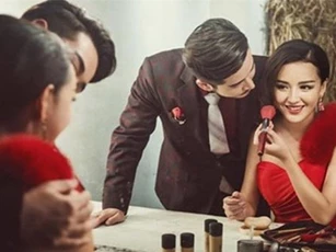 Hotgirl chớp thời cơ đưa chồng trẻ vào bẫy