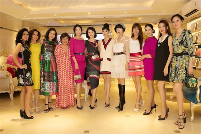 Nhạc sĩ Đức Huy đưa vợ xinh đẹp kém 44 tuổi đi dự event