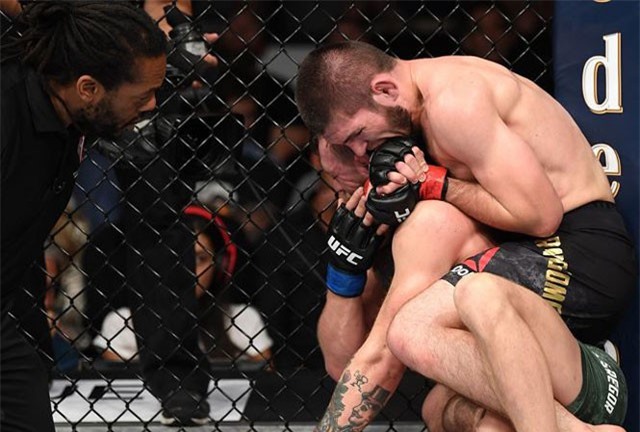 Khabib dùng chiêu siết cổ, McGregor xin hàng ở trận chiến tỷ đô