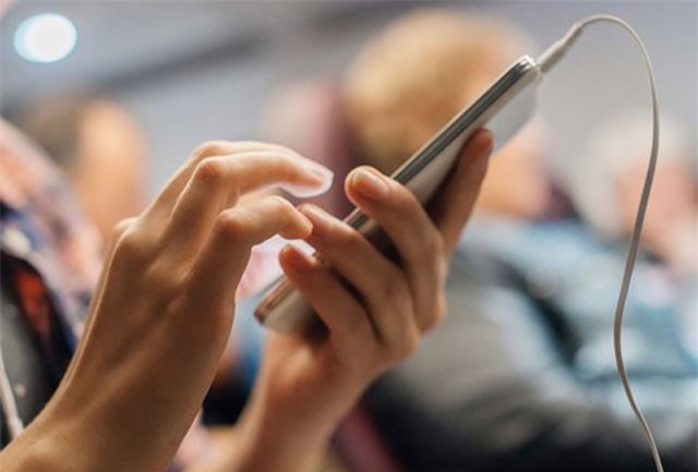Sử dụng điện thoại, tai nghe nhạc khi máy báy cất cánh có thể bị phạt từ 3-5 triệu đồng