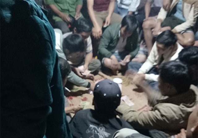 Chuyện buồn ở "làng đánh bạc": Ô tô đủ loại đậu kín đường