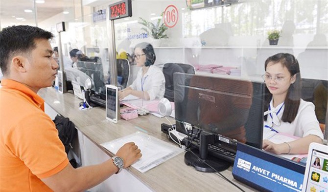 Tăng thu nhập để giữ chân cán bộ