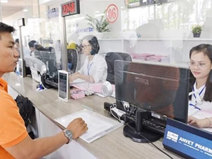 Tăng thu nhập để giữ chân cán bộ