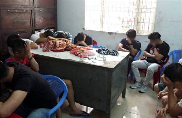 Hốt trọn ổ 25 thanh niên phê ma túy trong quán karaoke ở Đà Nẵng