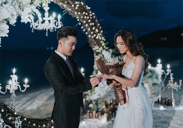 Ưng Hoàng Phúc trao nhẫn tiền tỷ khi cầu hôn Kim Cương bên bờ biển