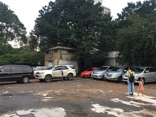 Tăng phí giữ xe máy, ngại ngần với ôtô