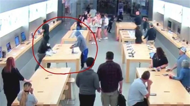Camera giám sát ghi lại hình ảnh một nhóm trộm ngang nhiên lấy cắp iPhone trưng bày bên trong Apple Store trước sự ngỡ ngàng của các khách hàng khác