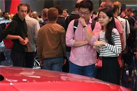 Gian hàng của VinFast tại Paris Motor Show quá tải dịp cuối tuần - ảnh 7