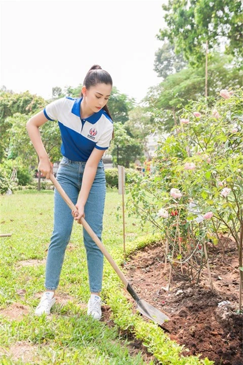 Hoa hậu Tiểu Vy giản dị trong ngày đầu nhập học - ảnh 1