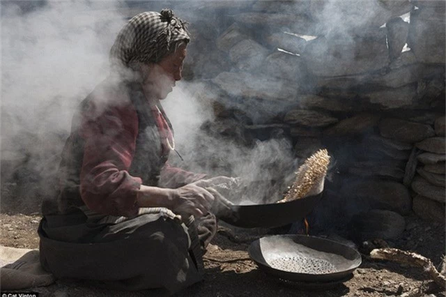 Một người phụ nữ có tên Yangyen đang làm món tsampa - một loại bột Tây Tạng làm từ lúa mạch rang