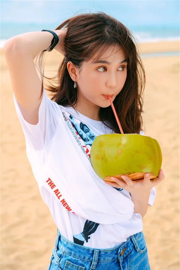 Nữ người mẫu mặc đơn giản nhưng đeo món phụ kiện đắt đỏ, dạo chơi trên biển Vũng Tàu.