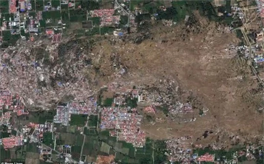 Sóng thần Indonesia: Cận cảnh đất hóa lỏng nhấn chìm cả làng - Ảnh 4.