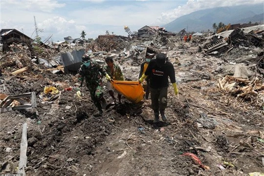 Sóng thần Indonesia: Cận cảnh đất hóa lỏng nhấn chìm cả làng - Ảnh 5.