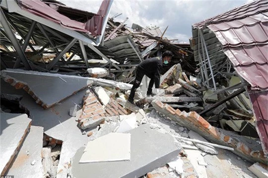 Sóng thần Indonesia: Cận cảnh đất hóa lỏng nhấn chìm cả làng - Ảnh 7.