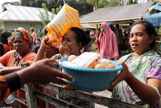 Sóng thần Indonesia: Cận cảnh đất hóa lỏng nhấn chìm cả làng - Ảnh 8.